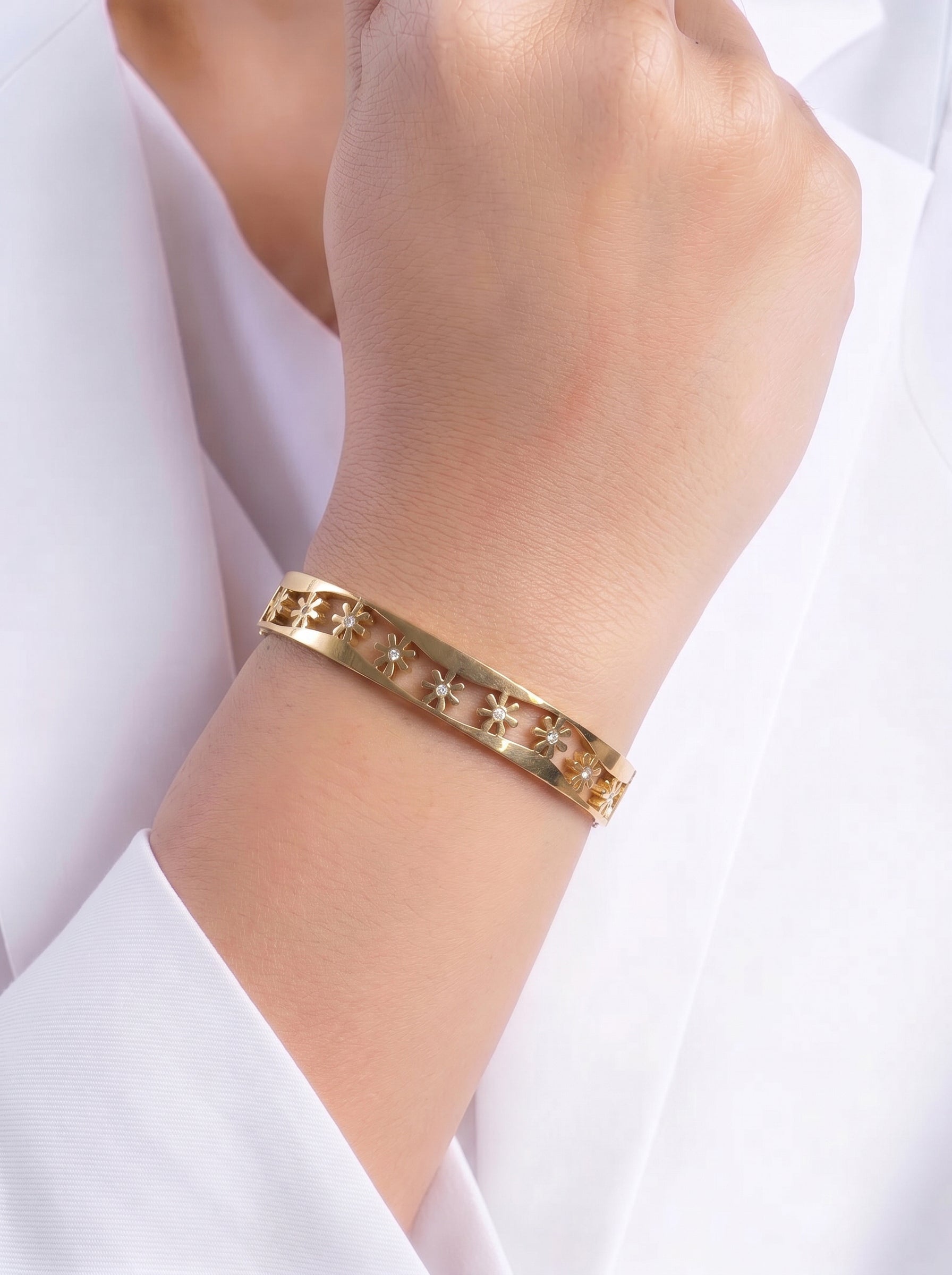 Avelia Diamond 18K Gold Plated Small Wrist Band Bracelet