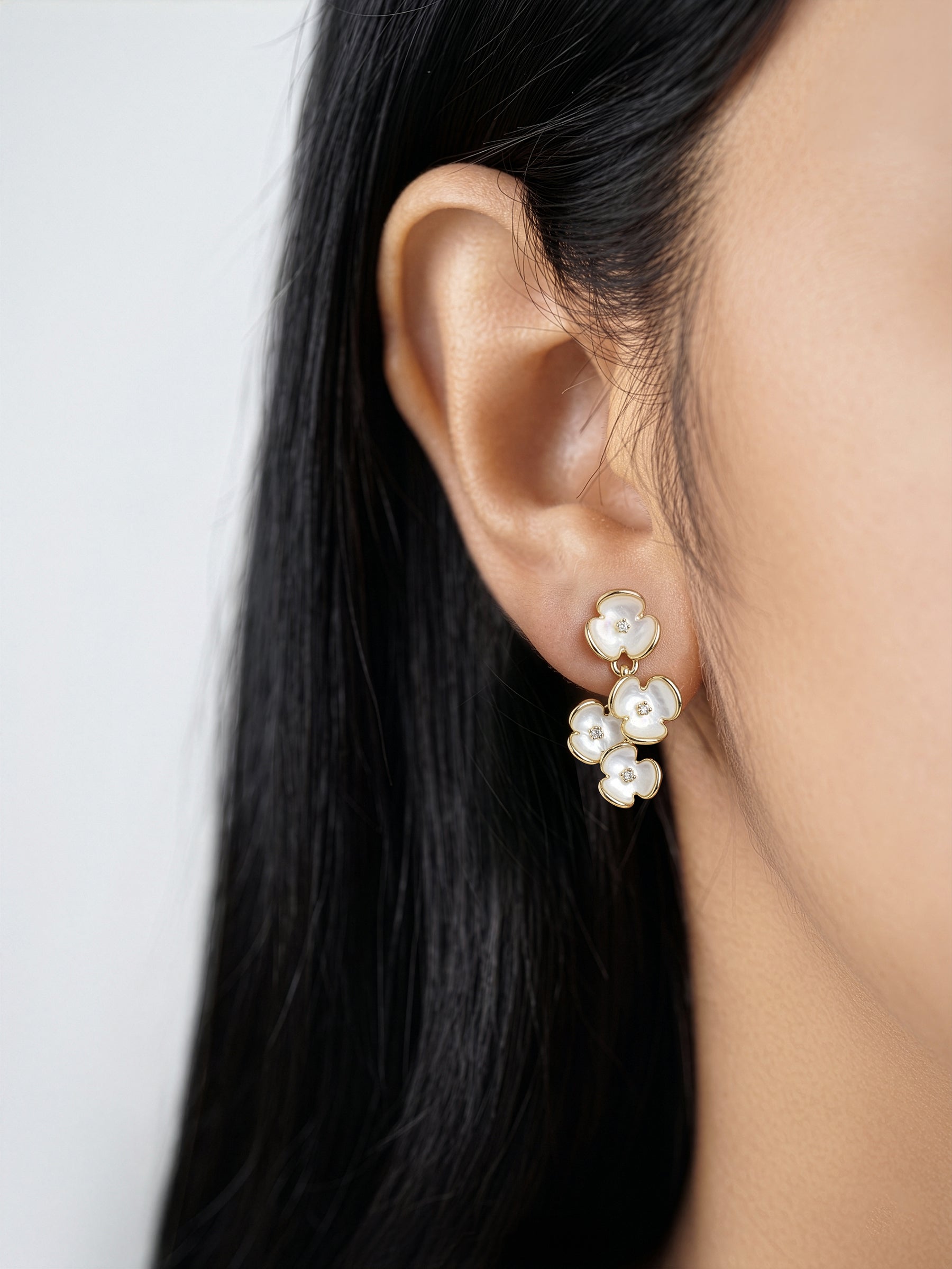 Daisy Pearl White Flower Earrings