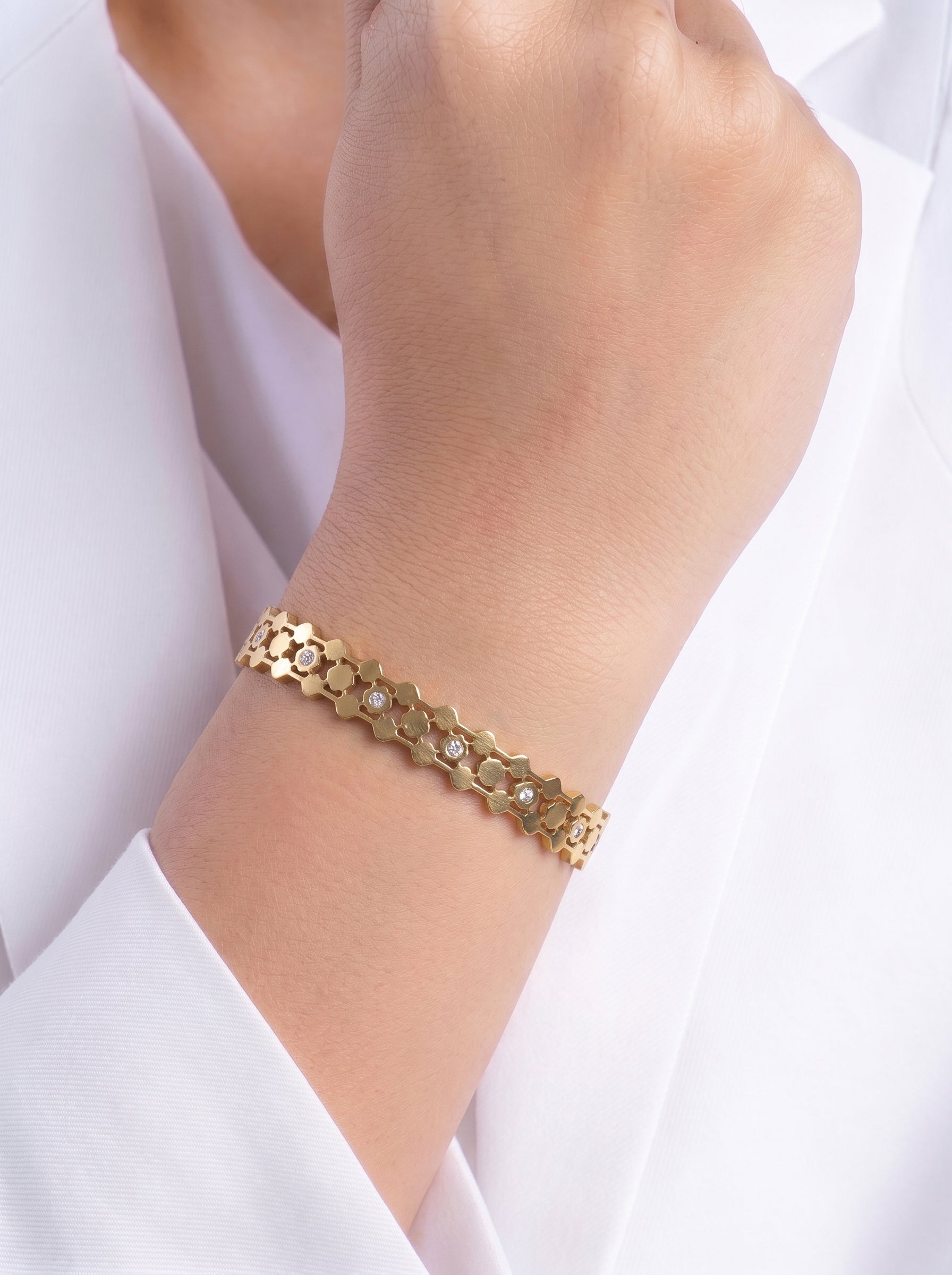 Lareza Diamond 18K Gold Plated Small Wrist Band Bracelet